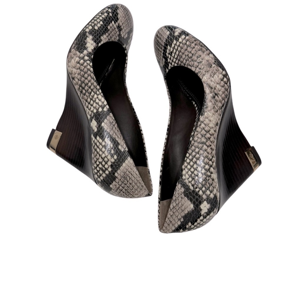 TORY BURCH Astoria Snakeskin Print Wedge Shoe Sz 8 - Picture 3 of 13